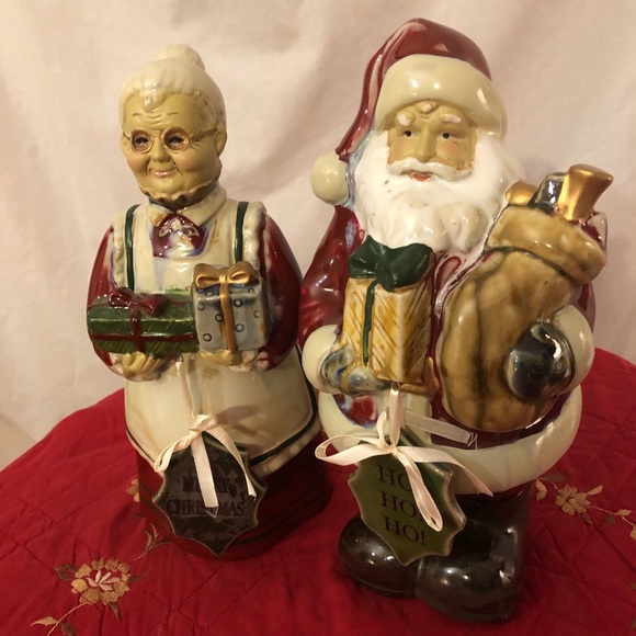 Kirkland’s Retired Mr & Mrs Claus - Picture 3 of 13